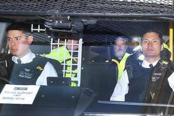 Assange arrestato a Londra Assange arrestato a Londra