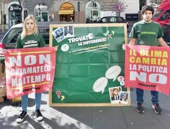 Volontari Greenpeace in piazza: Governo cambi Piano energia Volontari Greenpeace in piazza: Governo cambi Piano energia