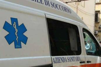Ragusa, lite fra genitori davanti a scuola: accoltellato papà Ragusa, lite fra genitori davanti a scuola: accoltellato papà