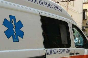 Milano, uomo accoltellato al volto e all'addome: è grave