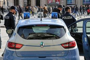 Picchia moglie e minaccia polizia, fermato con taser Picchia moglie e minaccia polizia, fermato con taser