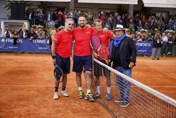 Tennis & Friends, Bonolis: Venite a vedere noi malconci come giochiamo a tennis Tennis & Friends, Bonolis: Venite a vedere noi malconci come giochiamo a tennis