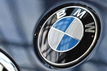 Coronavirus, Bmw sospende produzione Europa per 4 settimane