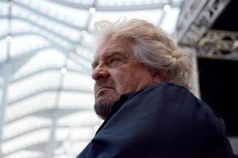 Grillo: Lo sceriffo è in fuga e volano avvoltoi Grillo: Lo sceriffo è in fuga e volano avvoltoi