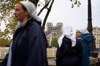 Card. Poupard: Notre Dame risorgerà Card. Poupard: Notre Dame risorgerà