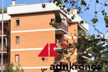 Roma, bimbo precipita dal 5 piano Roma, bimbo precipita dal 5 piano