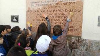 Palermo, studenti puliscono lapide Pio La Torre Palermo, studenti puliscono lapide Pio La Torre