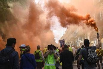 Gilet gialli, scontri a Parigi Gilet gialli, scontri a Parigi