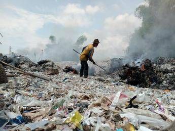 Altro che riciclo. Ecco dove finiscono i nostri rifiuti di plastica Altro che riciclo. Ecco dove finiscono i nostri rifiuti di plastica
