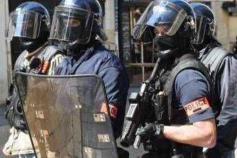 Lourdes, spara e si barrica con ostaggi: arrestato Lourdes, spara e si barrica con ostaggi: arrestato