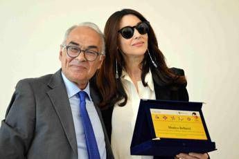 Monica Bellucci torna a casa e visita biblioteca Città di Castello Monica Bellucci torna a casa e visita biblioteca Città di Castello