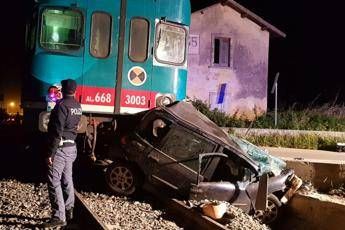 Treno travolge auto, muore una donna Treno travolge auto, muore una donna