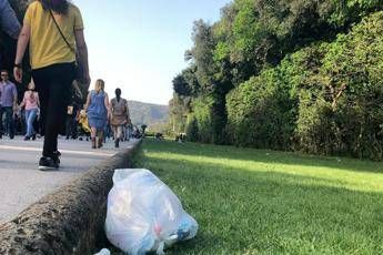 Turisti e rifiuti a Reggia di Caserta, è polemica /FOTO Turisti e rifiuti a Reggia di Caserta, è polemica /FOTO