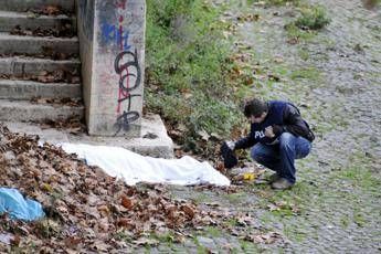 Roma, donna trovata morta col volto tumefatto Roma, donna trovata morta col volto tumefatto