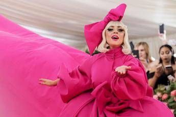 Gaga matrioska e Katy lampadario, è il Met Gala Gaga matrioska e Katy lampadario, è il Met Gala