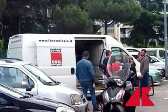 Casal Bruciato, mobili famiglia rom con furgone Cgil