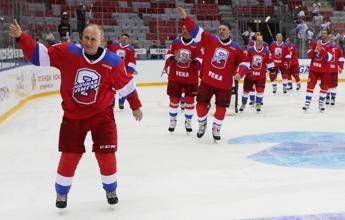 Putin star di hockey, tanti gol e una caduta rovinosa Putin star di hockey, tanti gol e una caduta rovinosa