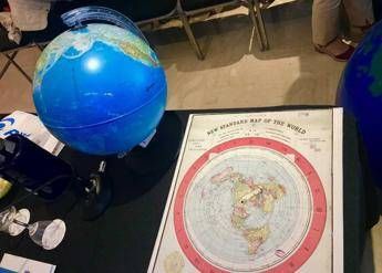 Terrapiattisti riuniti a Palermo: Nasa come Disneyland Terrapiattisti riuniti a Palermo: Nasa come Disneyland