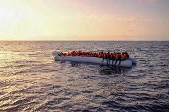 Barchino capovolto a Lampedusa, 143 in salvo Barchino capovolto a Lampedusa, 143 in salvo