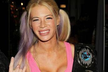 Morta ex star del wrestling Morta ex star del wrestling