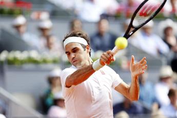 Federer si opera, lungo stop
