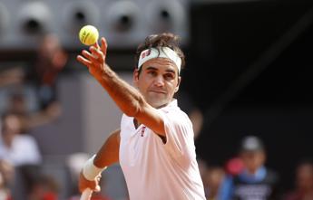 Federer domina Berrettini e vola ai quarti