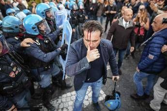 Salvini a Napoli, scontri in piazza Salvini a Napoli, scontri in piazza
