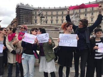 Le femministe contestano la Marcia per la Vita 'limonando' Le femministe contestano la Marcia per la Vita 'limonando'
