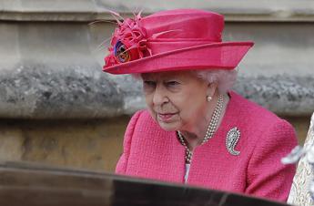 Regina Elisabetta derubata a Buckingham Palace, gli oggetti su eBay