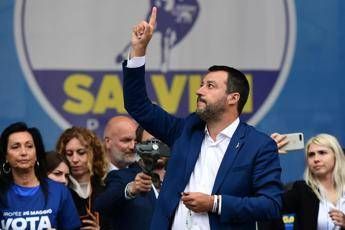 Salvini rispolvera il rosario Salvini rispolvera il rosario