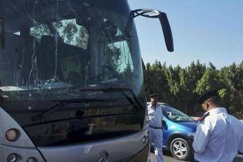 Egitto, bomba contro bus di turisti Egitto, bomba contro bus di turisti