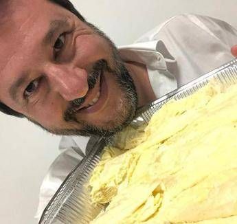 Salvini oltre Feuerbach: Mangiare olio pugliese Salvini oltre Feuerbach: Mangiare olio pugliese