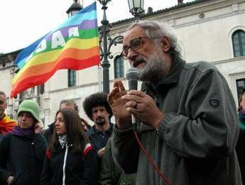 Migranti, padre Zanotelli: Digiuno contro razzismo di Stato Migranti, padre Zanotelli: Digiuno contro razzismo di Stato