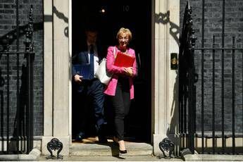 Theresa May in lacrime annuncia: Theresa May in lacrime annuncia: