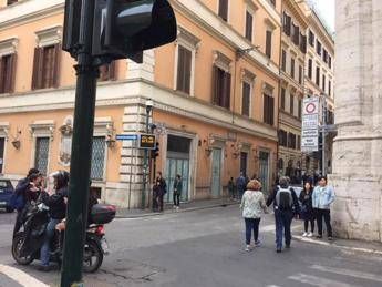 Roma, Battistoni (via Condotti): ''Tridente militarizzato, dentro vuoto pneumatico'' Roma, Battistoni (via Condotti): ''Tridente militarizzato, dentro vuoto pneumatico''