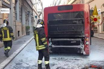 Roma, bus elettrico in fiamme in centro Roma, bus elettrico in fiamme in centro