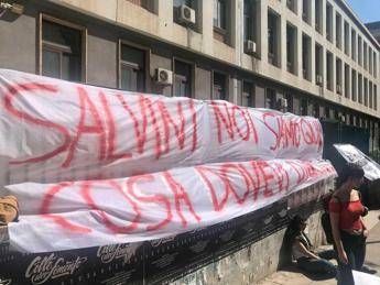 Salvini, cosa dovevi dirci?: striscione studenti prof sospesa Salvini, cosa dovevi dirci?: striscione studenti prof sospesa
