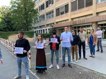 No a reddito di cittadinanza: protesta giovani Fdi davanti a sede Inps No a reddito di cittadinanza: protesta giovani Fdi davanti a sede Inps