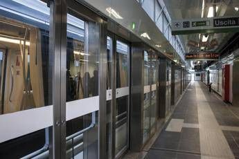 Cade da scala mobile Metro C: grave una donna Cade da scala mobile Metro C: grave una donna