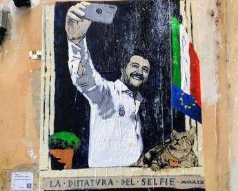 'La dittatura del selfie', il murales a Roma 'La dittatura del selfie', il murales a Roma