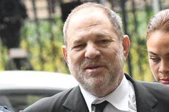 Molestie, Harvey Weinstein patteggia: