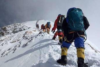 Everest sovraffollato, strage di alpinisti Everest sovraffollato, strage di alpinisti