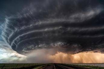 Tornado distrugge hotel Tornado distrugge hotel
