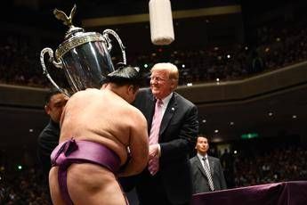 Trump tra golf e sumo Trump tra golf e sumo