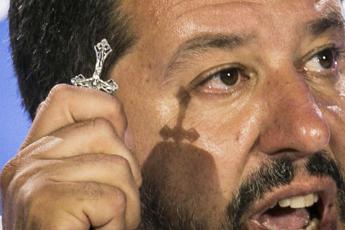 Salvini mostra il rosario: Voglio andare a Medjugorje