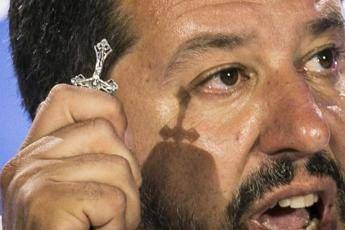 Salvini mostra il rosario: Voglio andare a Medjugorje