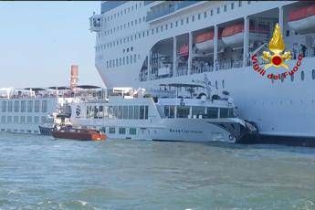Venezia, nave da crociera urta barcone turistico /VIDEO Venezia, nave da crociera urta barcone turistico /VIDEO