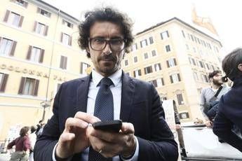 Toninelli vs Salvini: Mette e toglie mascherina in base ai sondaggi