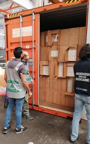 Gdf, maxi sequestro sigarette di contrabbando in porto a Genova Gdf, maxi sequestro sigarette di contrabbando in porto a Genova