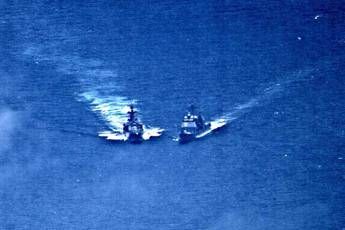 Sfiorata collisione fra navi militari Usa e Russia /VIDEO